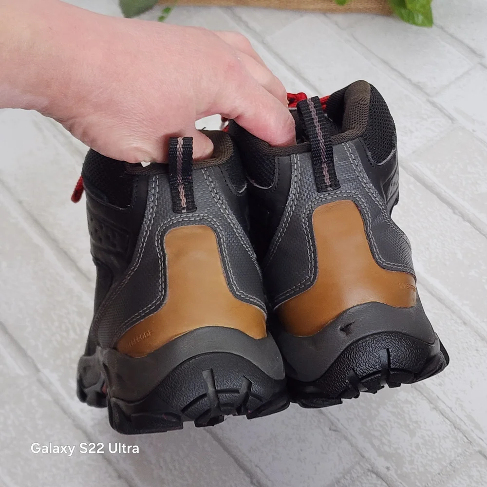 Columbia Black Boots with Red Laces - Picture 4 of 6